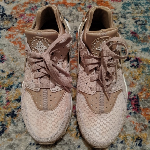 Nike Shoes - Nike Huaraches women's size 9 Nike Shoes - Nike Huaraches women's size 9